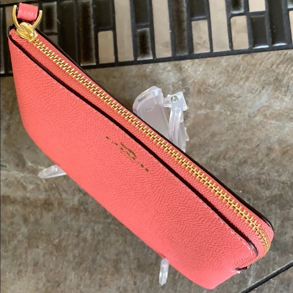 COACH Corner Zip Wristlet Imita gold/Bright Coral